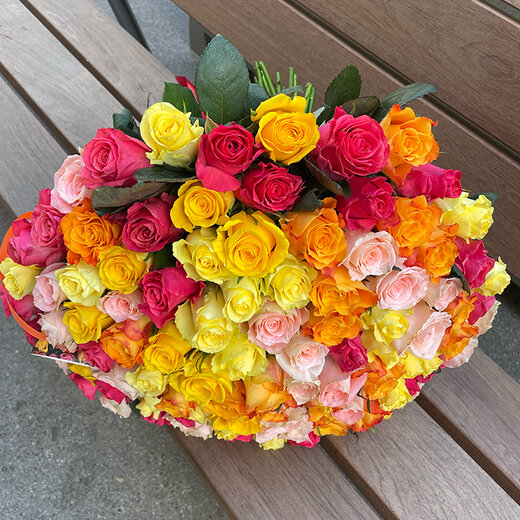 101 dažādu krāsu rožu pu&scaron;ķis