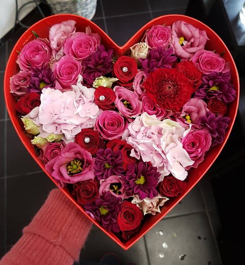Ziedu kompozīcija sirds formas kastītē 