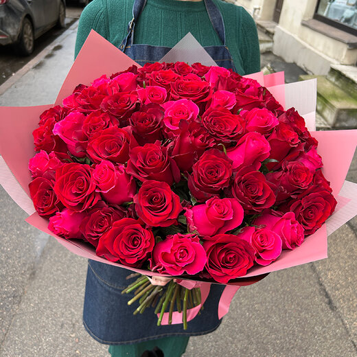 51 sarkana un aveņu krāsas roze