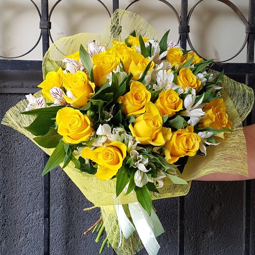 Rožu un alstromēriju pu&scaron;ķis