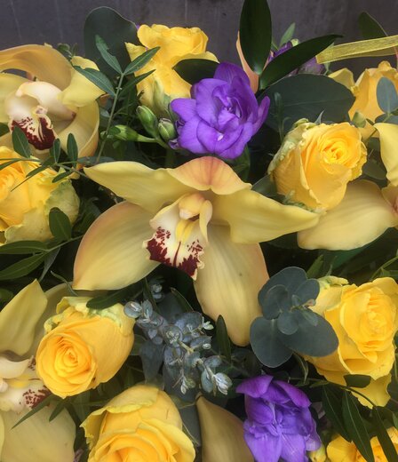 Rozes un Orhidejas grozā