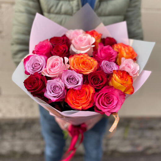 Dažādu krāsu rožu pu&scaron;ķis 50 cm