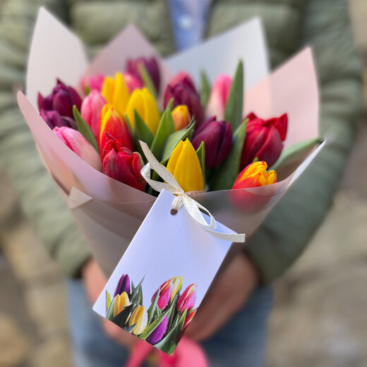 Dažādu krāsu tulpes dekoratīvā papīrā