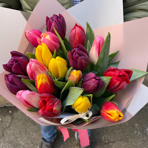 Dažādu krāsu tulpes dekoratīvā papīrā