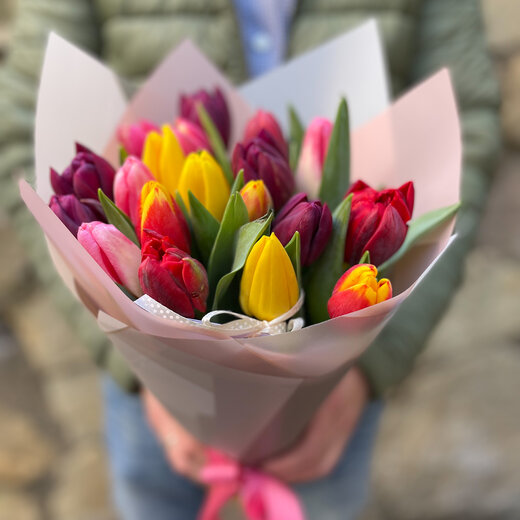 Dažādu krāsu tulpes dekoratīvā papīrā