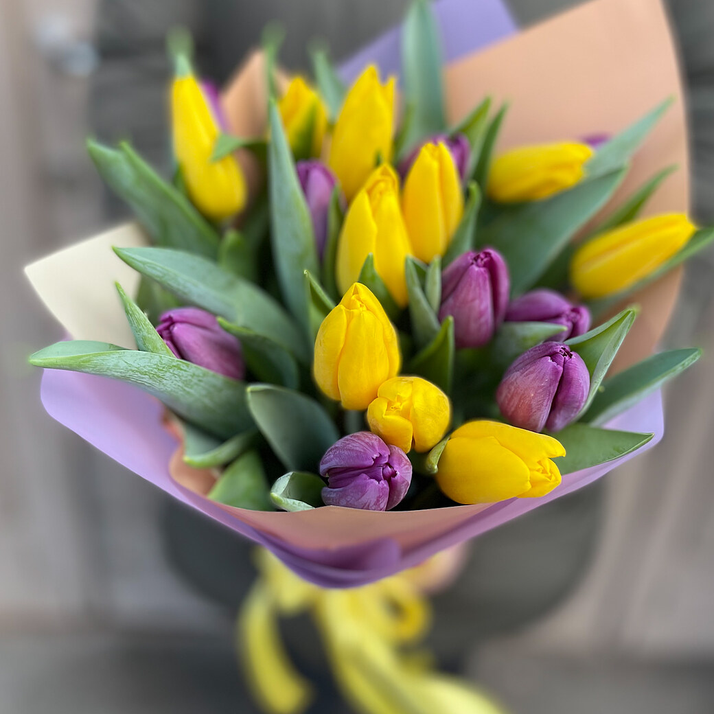 Dzeltenu un violetu tulpju pu&scaron;ķis
