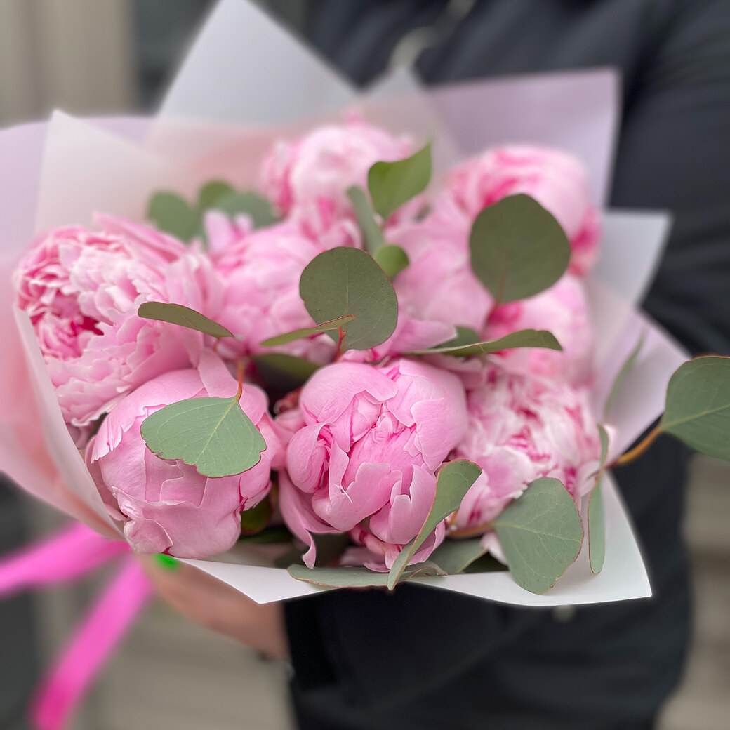 Розовые пионы с эвкалиптом