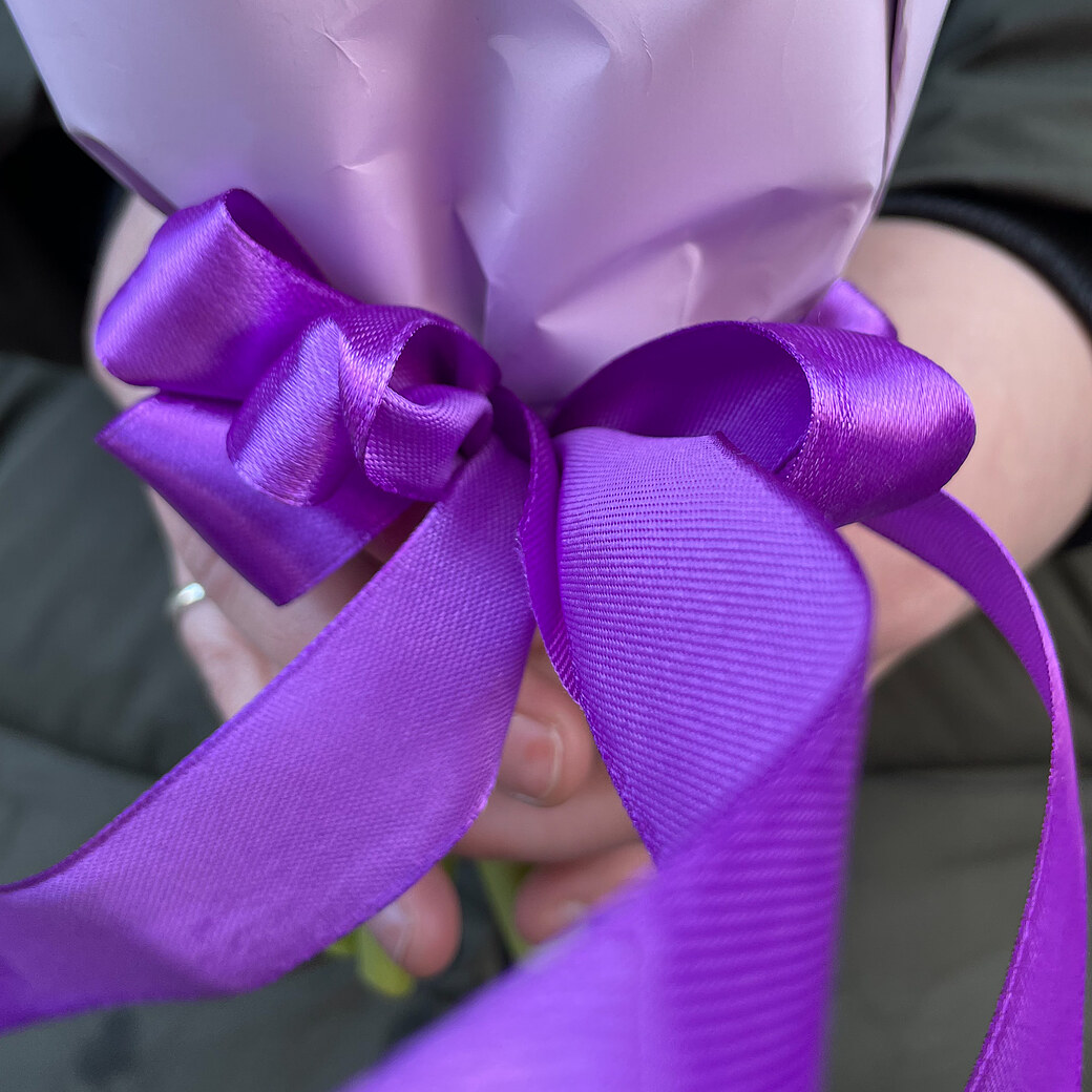 Violetas tulpes dekoratīvā iepakojumā