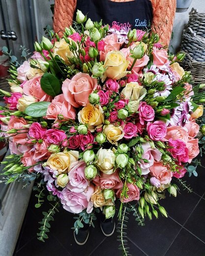 Rozu un lizansu puskis