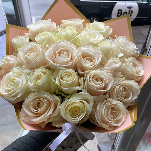 Baltu un persiku krāsas rožu mix