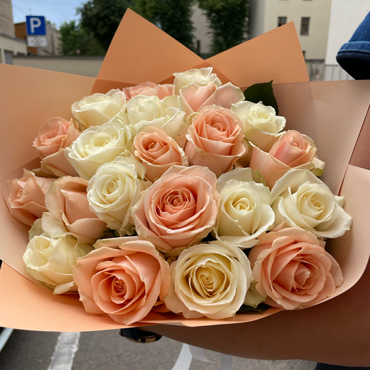 Baltu un persiku krāsas rožu mix