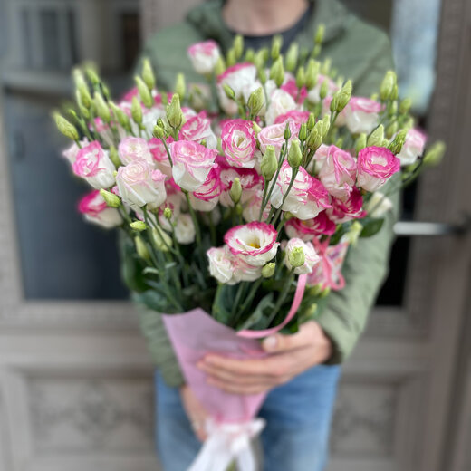 Baltas lizantes ar rozā maliņu