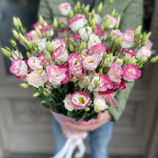 Baltas lizantes ar rozā maliņu