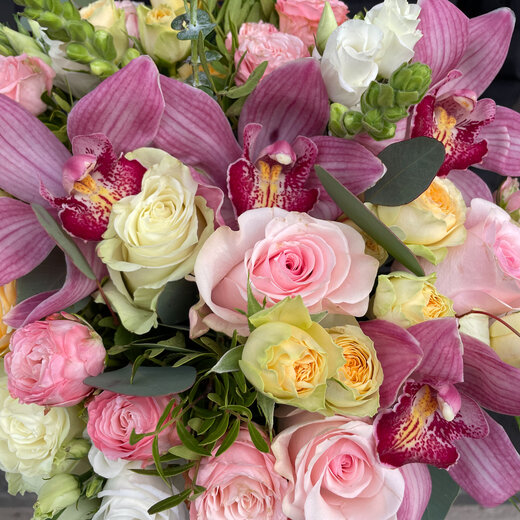 Dažādu ziedu pu&scaron;ķis maigos toņos