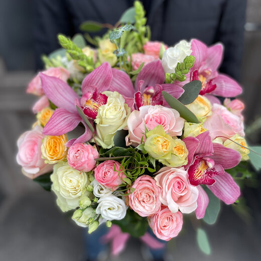 Dažādu ziedu pu&scaron;ķis maigos toņos