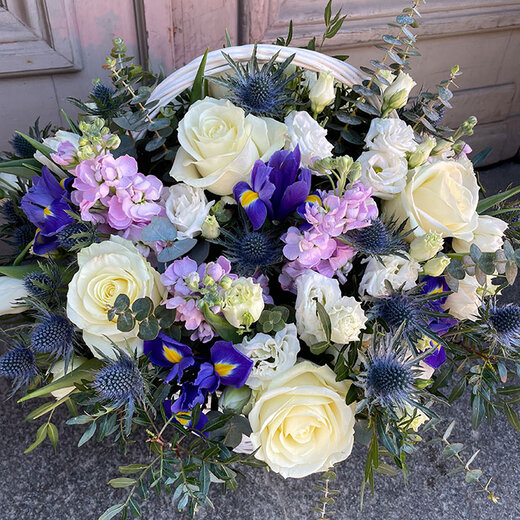 Dažādu sezonas ziedu grozs