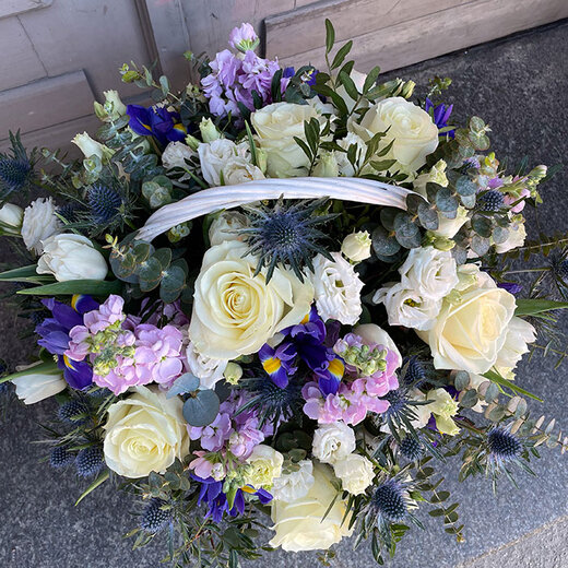 Dažādu sezonas ziedu grozs