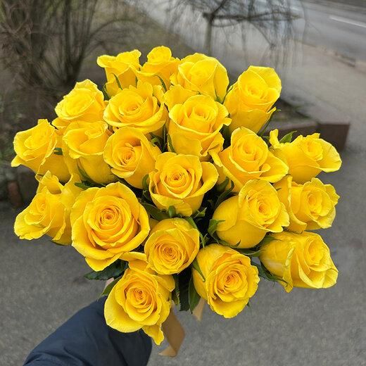 Dzeltenu rožu pu&scaron;ķis 