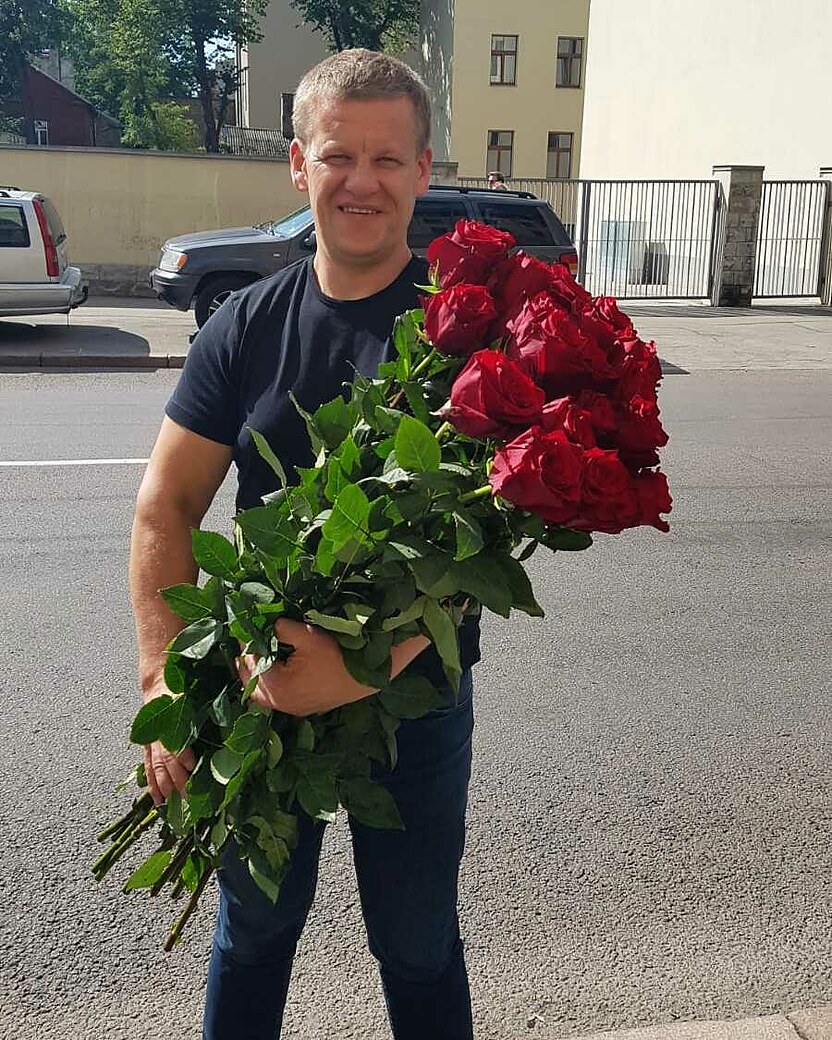 Ekskluzīvas 50-80 cm garas sarkanas rozes