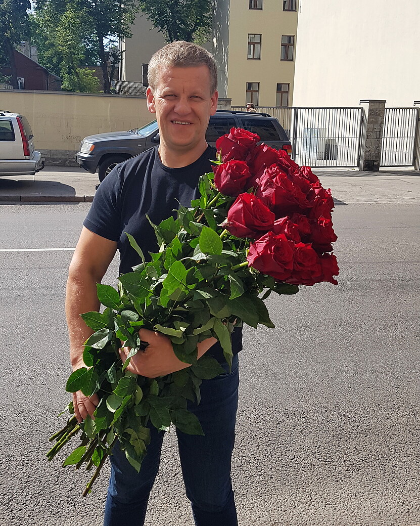 Ekskluzīvas 50-80 cm garas sarkanas rozes