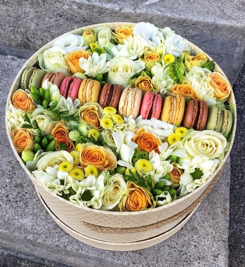 Ziedu kaste ar macarons