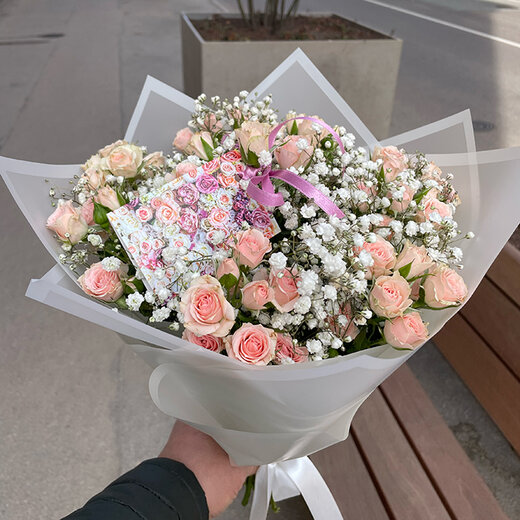 Pu&scaron;ķis ar krūmrozēm un gipsofīlu