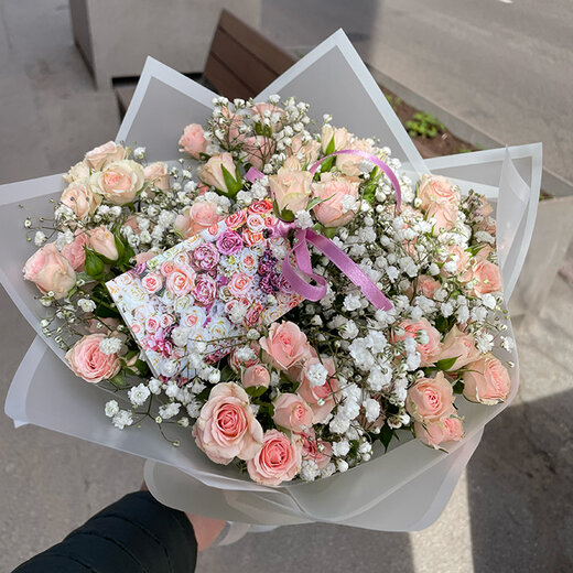 Pu&scaron;ķis ar krūmrozēm un gipsofīlu