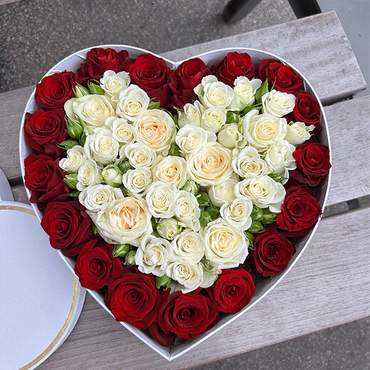 Rozes sirds formas kastītē