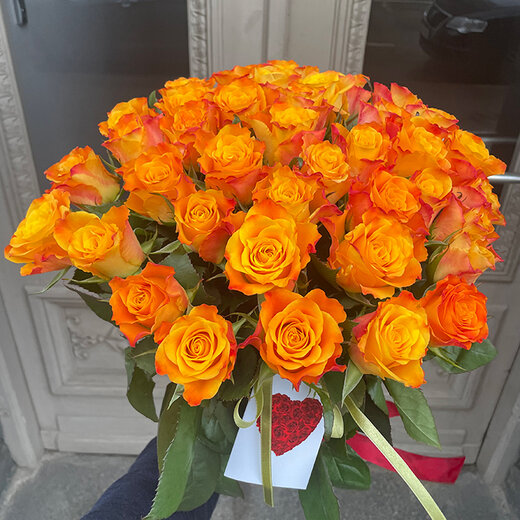 Oranžu rožu pu&scaron;ķis