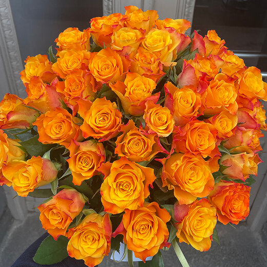 Oranžu rožu pu&scaron;ķis