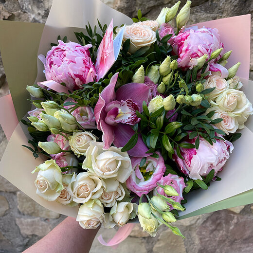 Pu&scaron;ķis peonijas, krūmrozes, lizantes 