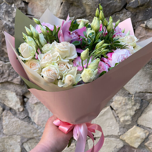 Pu&scaron;ķis peonijas, krūmrozes, lizantes 