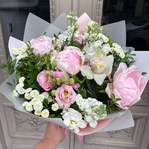 Peoniju un vasaras ziedu pu&scaron;ķis