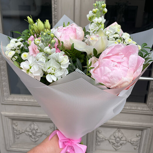 Peoniju un vasaras ziedu pu&scaron;ķis