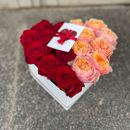 Peonijveida rozes sirds formas kastītē