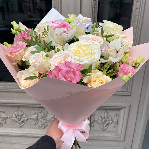 Ziedu pu&scaron;ķis pasteļtoņos mix