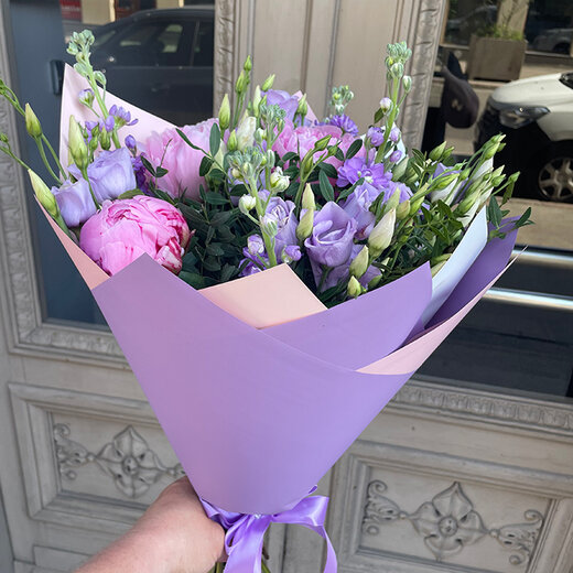 Pu&scaron;ķis peonijas, lizantes lefkojas