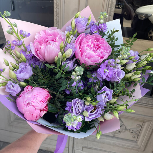 Pu&scaron;ķis peonijas, lizantes lefkojas