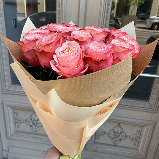 Persiku krāsas rožu pu&scaron;ķis