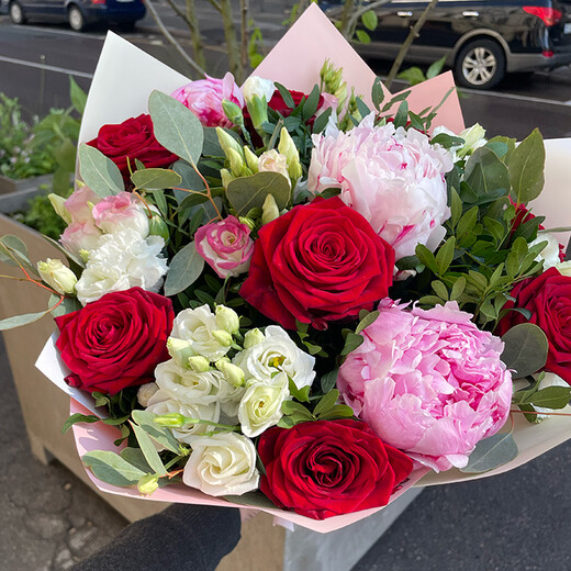 Pu&scaron;ķis peonijas, rozes, lizantes