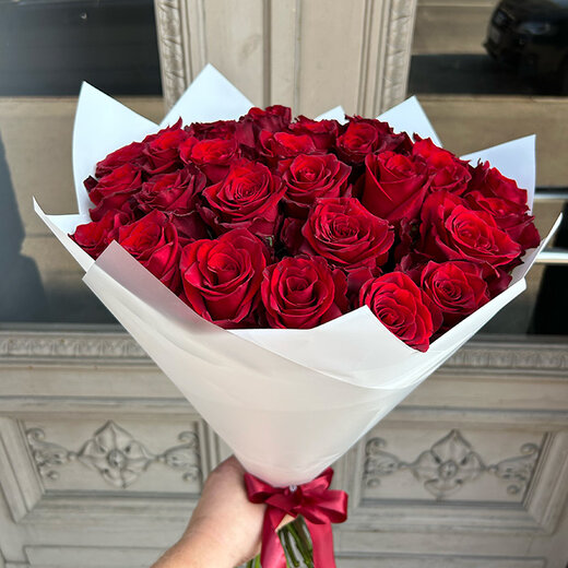 Sarkanas Ekvadoras rozes baltā iepakojumā