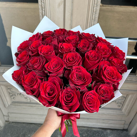 Sarkanas rozes baltā iepakojumā