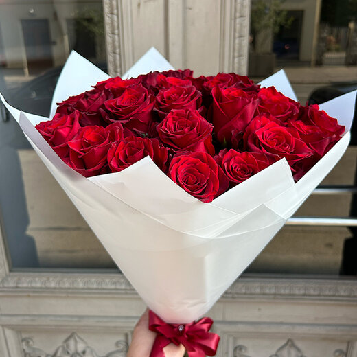 Sarkanas rozes baltā iepakojumā