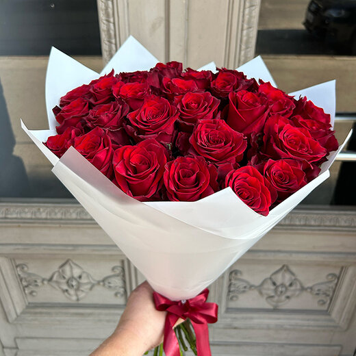 Sarkanas rozes baltā iepakojumā