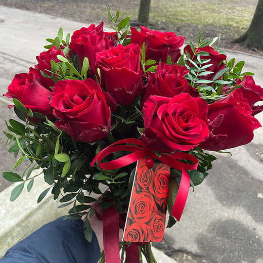 Sarkanas rozes ar zaļumiem