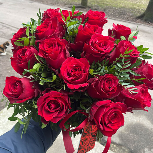 Sarkanas rozes ar zaļumiem