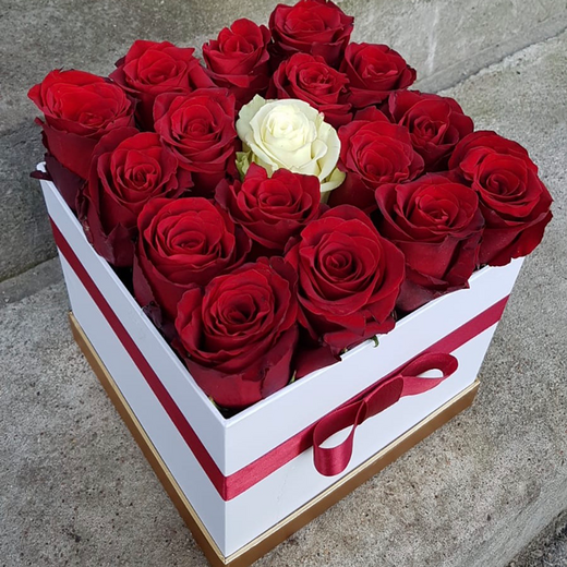 Rožu kompozīcija baltā kvadrāta formas kastītē