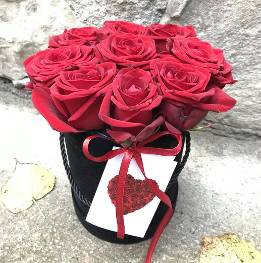 Sarkanas rozes melnā kastītē