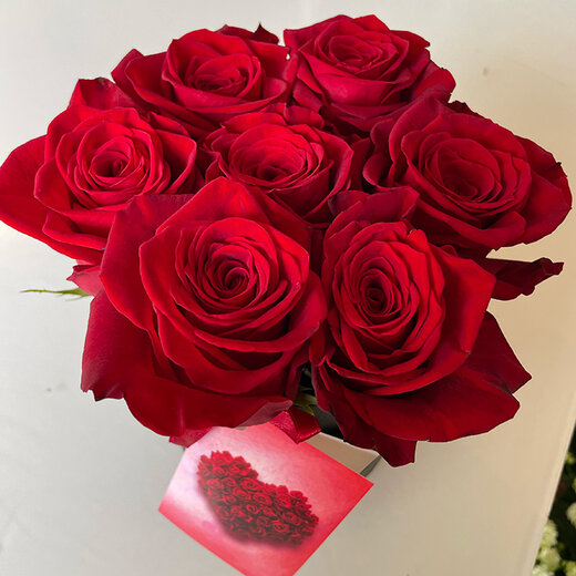 Sarkanas rozes melnā kastītē