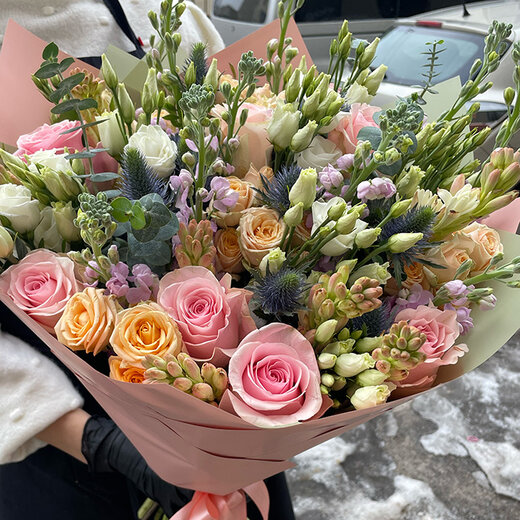 Gaisīgs sezonas ziedu pu&scaron;ķis